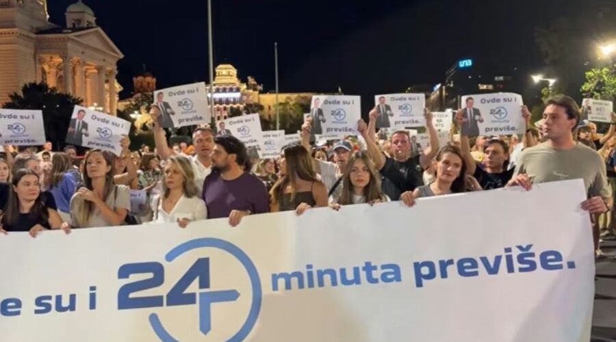 „NE MOŽETE UGASITI SLOBODNU REČ“: Građani i novinari podržali Kesića, ispred Predsedništva uzvikivali „Studenti pobeđuju“! (VIDEO)