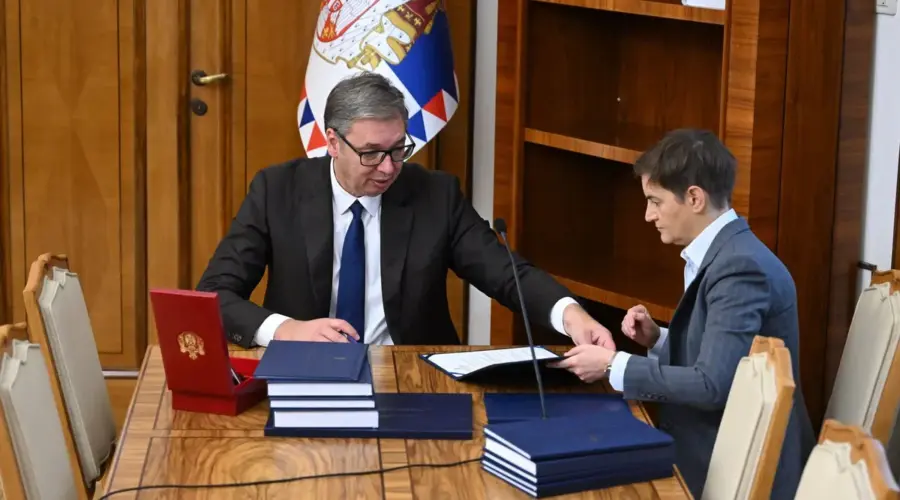 „Nije slučajnost što je prethodno razgovarao sa Putinom“: RIA Novosti o Vučićevoj ostavci i planu za povratak na vlast