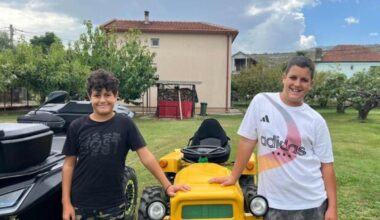 „OD TELEFONA SAMO BOLE OČI“: Dušan (14) i Đorđe (12) celo leto radili na selu, pa od zarade kupili traktor!