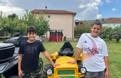 „OD TELEFONA SAMO BOLE OČI“: Dušan (14) i Đorđe (12) celo leto radili na selu, pa od zarade kupili traktor!
