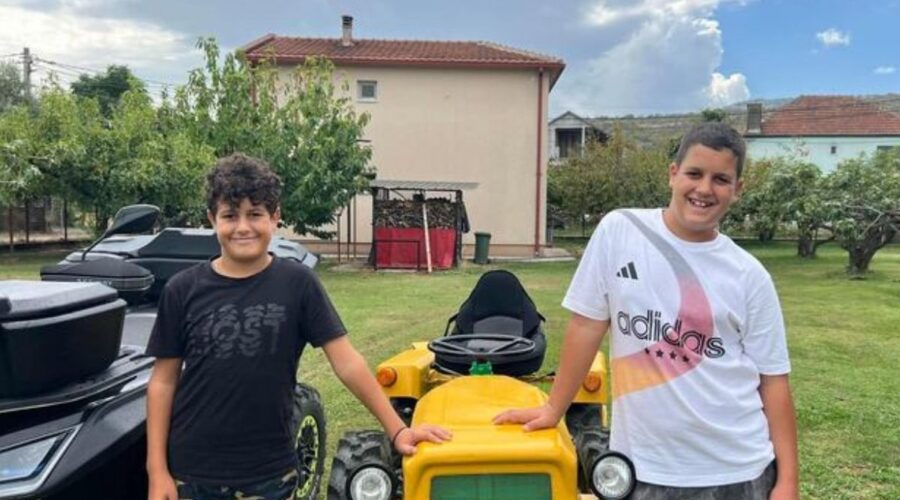 „OD TELEFONA SAMO BOLE OČI“: Dušan (14) i Đorđe (12) celo leto radili na selu, pa od zarade kupili traktor!