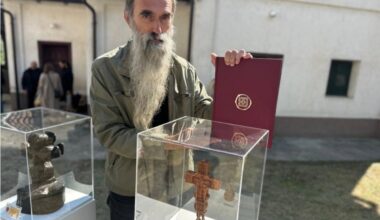 „REZBARIO SAM GA SEDAM DANA OD TREŠNJINOG DRVETA“: Milenkov krst izabran za najlepši rad napravljen u čast patrijarha Pavla!