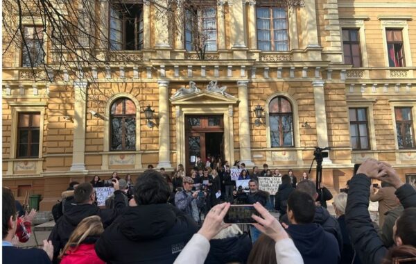JOVINA GIMNAZIJA PONOVO U CENTRU PAŽNJE: roditelji najavljuju postupke protiv Mićina i Stojkovića