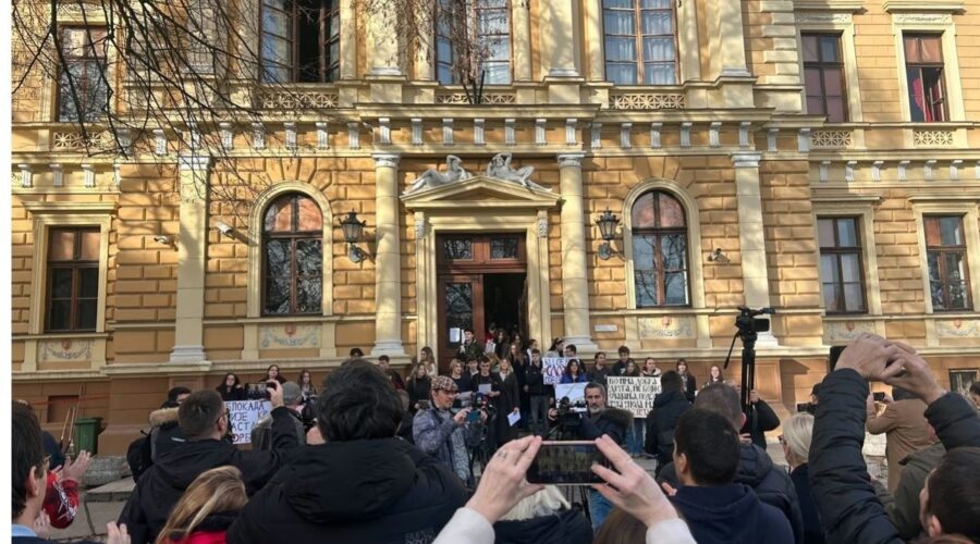„SCENARIO JOVINE GIMNAZIJE“ U SUBOTICI: Roditelji i profesori tvrde da je najmanje 12 nastavnika ostalo bez posla!