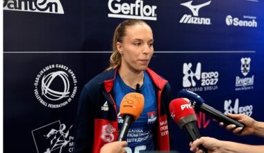 „STUDENTI POBEĐUJU“ NA DOČEKU ODBOJKAŠICA: Brat naše reprezentativke se pojavio u majici koja je izazvala mnogo komentara!