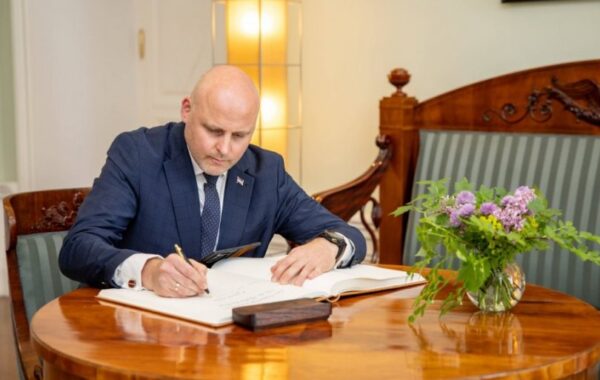 “JEDNA ČAŠA PIVA GODIŠNjE ZA UKRAJINU”: Letonski premijer uputio neobičan poziv Evropljanima (VIDEO)