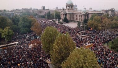 NA DANAŠNJI DAN PAO JE MILOŠEVIĆ: Beograd preplavile kolone iz cele Srbije, gorela Savezna skupština!