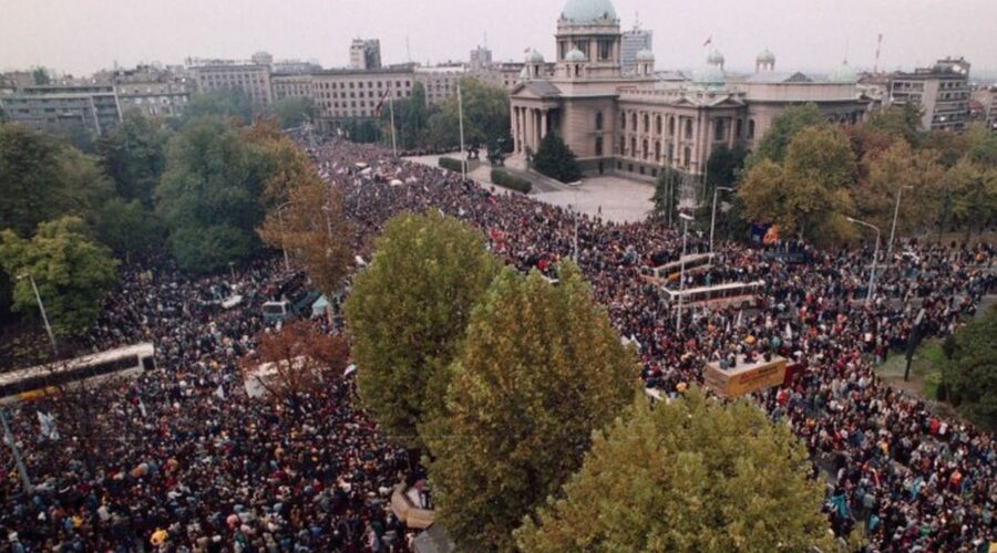 NA DANAŠNJI DAN PAO JE MILOŠEVIĆ: Beograd preplavile kolone iz cele Srbije, gorela Savezna skupština!