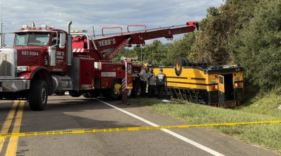 Školski autobus se prevrnuo na krov u lančanom sudaru na Floridi, dvoje mrtvih