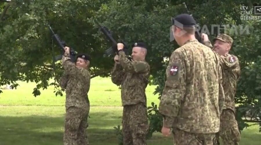 Naoružani muškarci gurali migrante ka EU, pa upali u zemlju