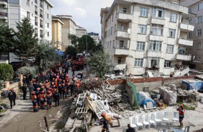 Ima mrtvih, spasioci se bore za živote zarobljenih u Istanbulu