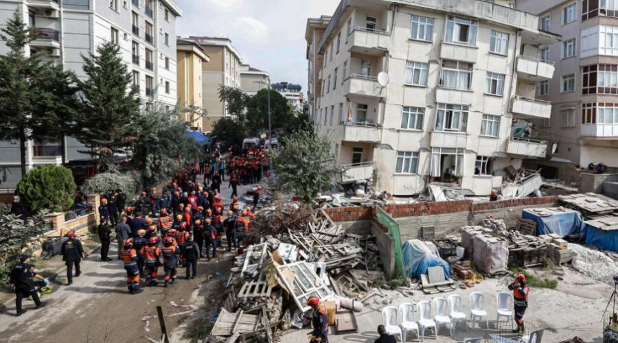 Ima mrtvih, spasioci se bore za živote zarobljenih u Istanbulu