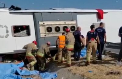 Najmanje 11 osoba poginulo, 27 povređeno u udesu autobusa
