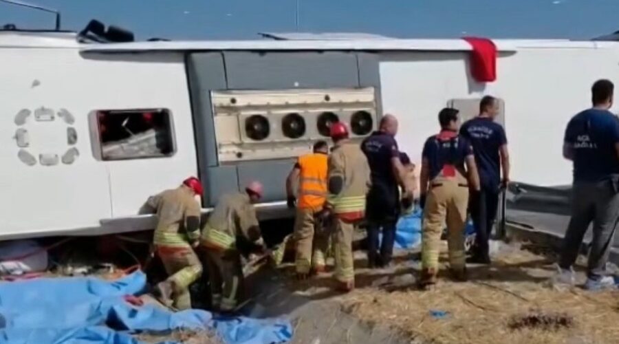 Najmanje 11 osoba poginulo, 27 povređeno u udesu autobusa