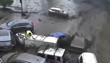 Dramatični prizori razornih poplava, voda nosi sve pred sobom (VIDEO)