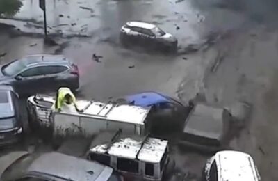 Dramatični prizori razornih poplava, voda nosi sve pred sobom (VIDEO)