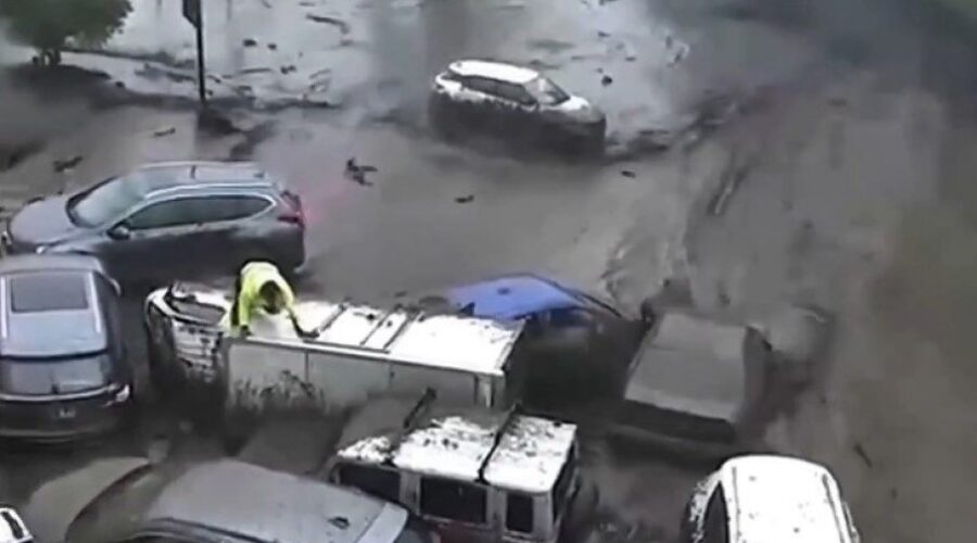 Dramatični prizori razornih poplava, voda nosi sve pred sobom (VIDEO)