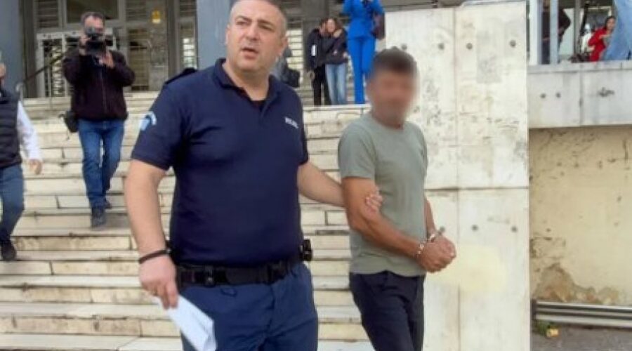 Osumnjičen da je automobilom uleteo u tavernu u Solunu i povredio najmanje tri osobe