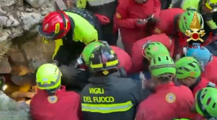 Spasen muškarac koji je proveo zatrpan 27 sati u ruševinama