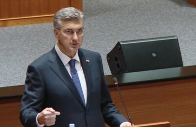 Držao govor pred polupraznom salom (VIDEO)