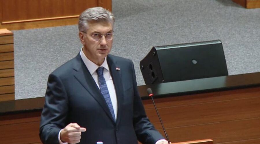 Držao govor pred polupraznom salom (VIDEO)