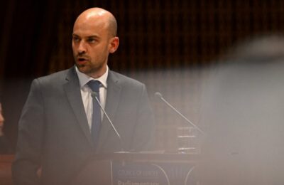 Koristio svoju mrežu IKS za onlajn uznemiravanja evropskih lidera