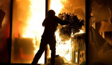 Studenti demonstranti pale zgrade u Tirani
