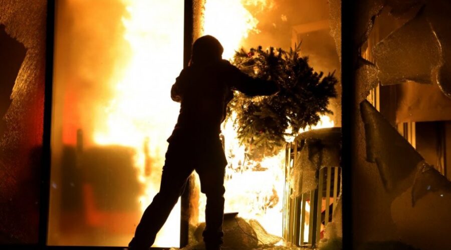 Studenti demonstranti pale zgrade u Tirani