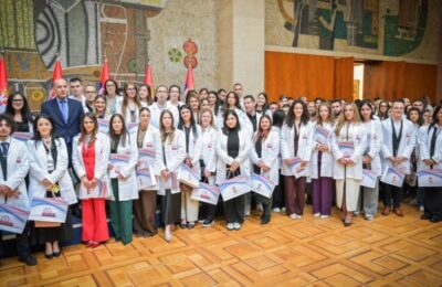 Uručeni ugovori o radu za 100 najboljih diplomaca medicine i 380 najboljih tehničara