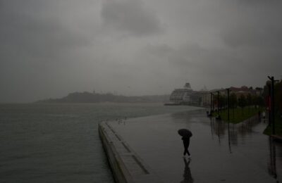 Urušio se deo mosta u Istanbulu
