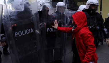 Tenzije dodatno porasle, demonstranti bacali kamenje i jaja