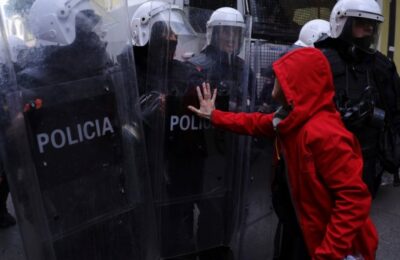 Tenzije dodatno porasle, demonstranti bacali kamenje i jaja