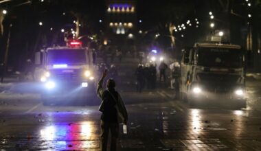 Tenzije dodatno porasle, demonstranti bacali kamenje i jaja (FOTO)