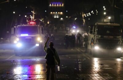 Tenzije dodatno porasle, demonstranti bacali kamenje i jaja (FOTO)