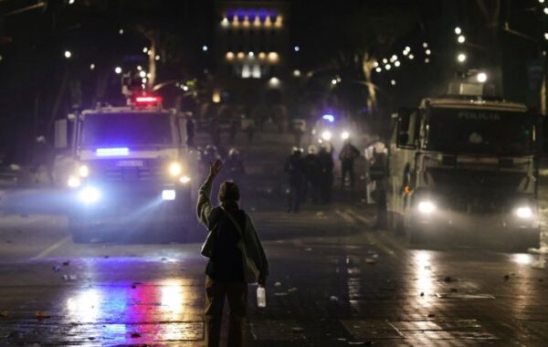 Tenzije dodatno porasle, demonstranti bacali kamenje i jaja (FOTO)