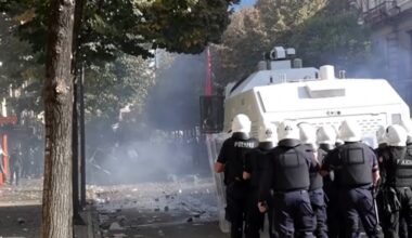 Policija ispalila gumene metke, povređen i direktor policije (VIDEO)