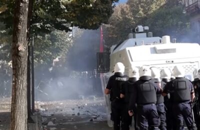 Policija ispalila gumene metke, povređen i direktor policije (VIDEO)
