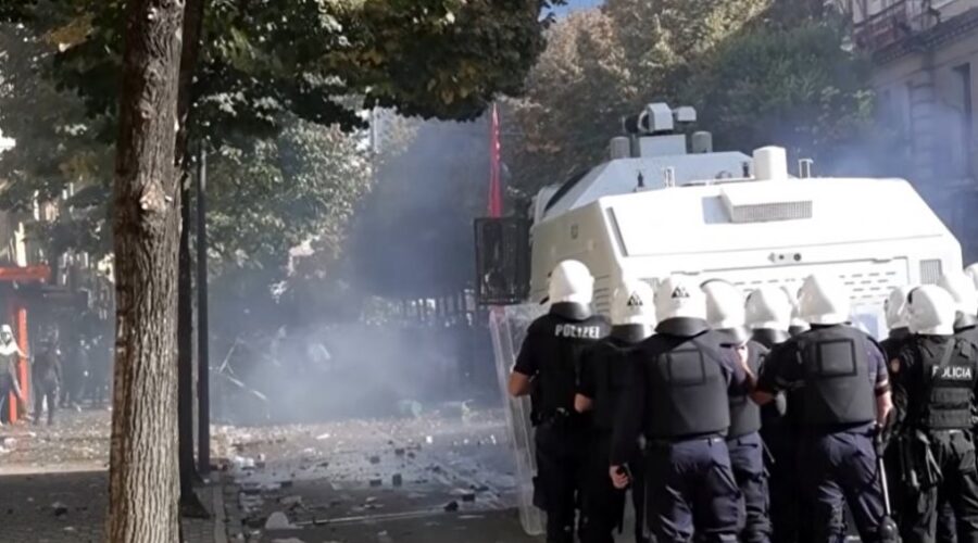 Policija ispalila gumene metke, povređen i direktor policije (VIDEO)
