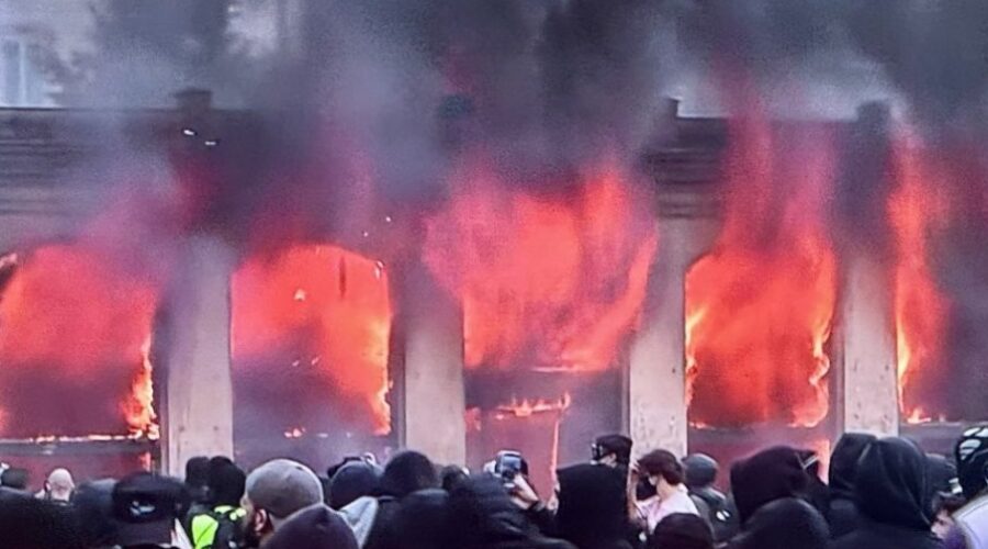 GORI ZGRADA U LIONU, UPAD U GRADSKU KUĆU U MARSELJU: Veliki neredi u Francuskoj