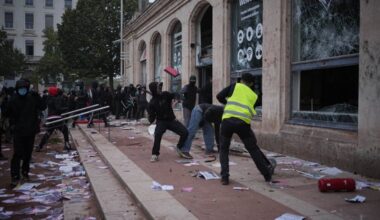 Demonstranti upali u gradske skupštine, letele kamenice i suzavci