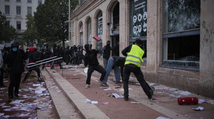 Demonstranti upali u gradske skupštine, letele kamenice i suzavci