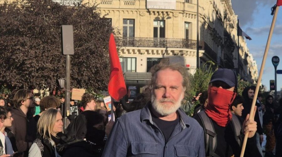 ZAGLUŠUJUĆE GRANATE, ZAPALJENE BARIKADE, PUNE OČI SUZAVCA, UMIVANJE MLEKOM: “Novosti” na licu mesta