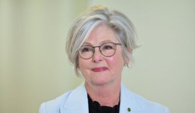 Helen Hejns namerno udarena vozilom, poslanica kritično