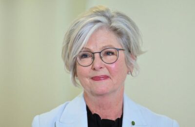 Helen Hejns namerno udarena vozilom, poslanica kritično