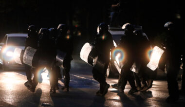 Osmi dan protesta u Albaniji: Molotovljev koktel bačen na zgradu premijera Rame, policija odgovorila suzavcem