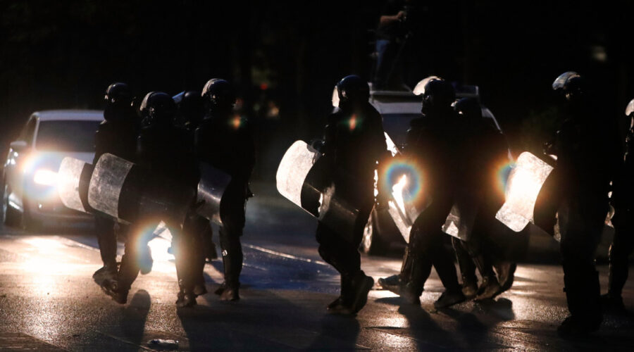 Osmi dan protesta u Albaniji: Molotovljev koktel bačen na zgradu premijera Rame, policija odgovorila suzavcem
