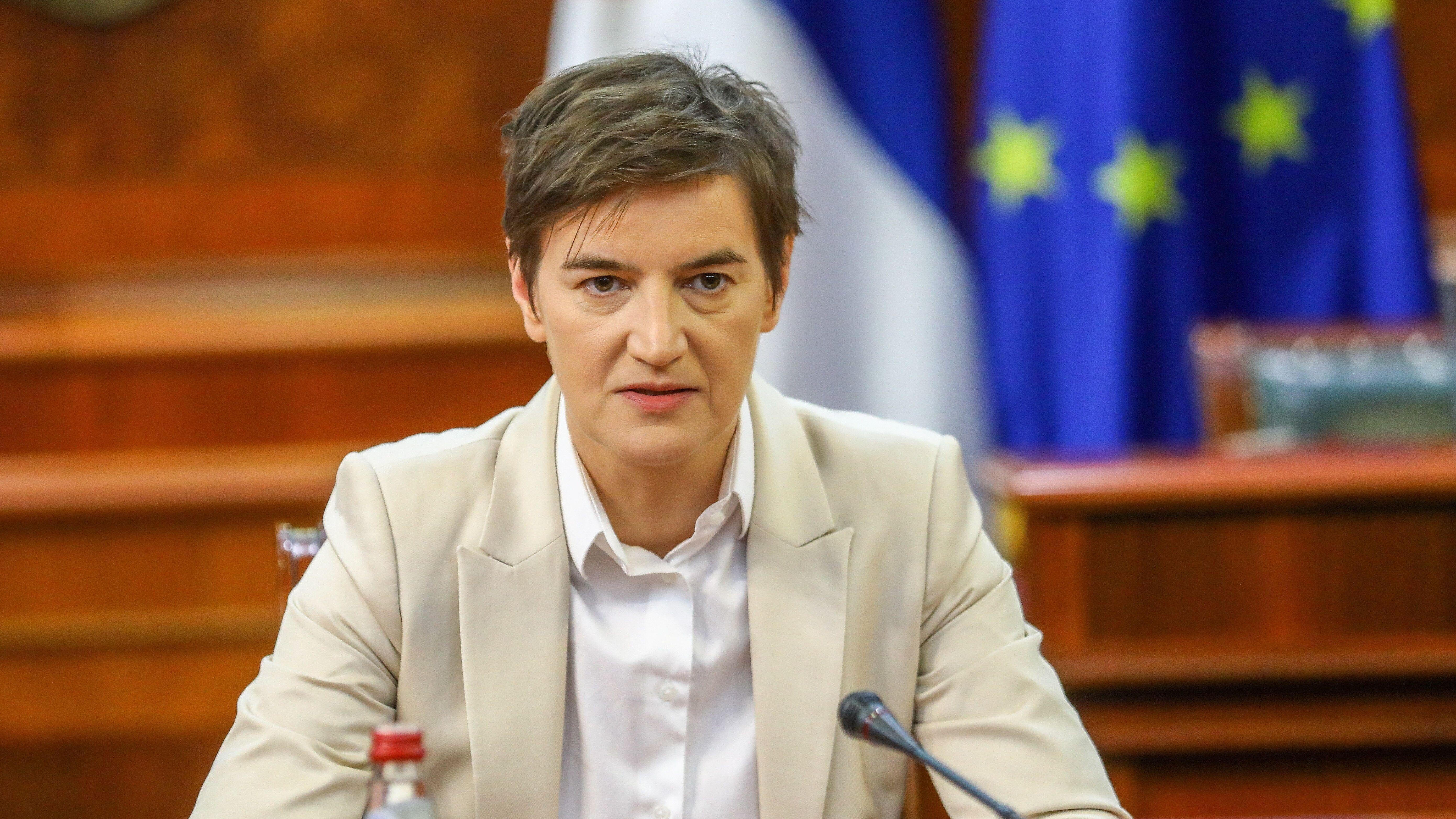 Žena kratke smeđe kose u bež odelu i beloj košulji, gleda u kameru, ana brnabić