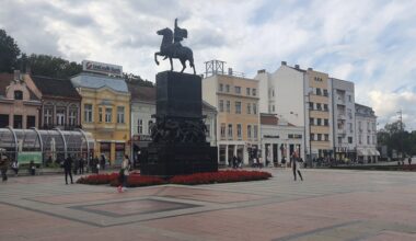 Pred završni miting SNS u Nišu: Opozicija pozvala na lupanje u šerpe, autobusi stižu, student pozvali na izbegavanje sukoba