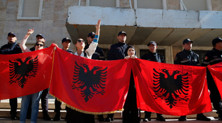 Deveti dan protesta u Tirani: Studenti odbili Ramin poziv na dijalog, bojkotu se pridružili i univerzitetski profesori