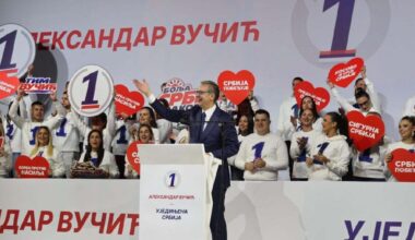 Studenti upozorili: SNS u Nišu za potrebe svog mitinga prekrila pločice sa imenima 16 žrtava nadstrešnice